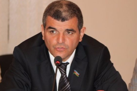 Fazil Mustafa xalq şairinə və alimə cavab verdi