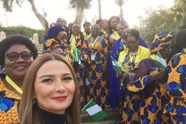Millət vəkili nigeriyalı xanımlarla - Foto