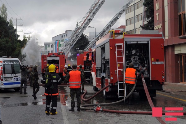 17 mərtəbəli binada yanğın: 2 nəfər xəstəxanalıq oldu