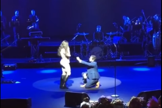 Eminin konsertində maraqlı anlar -  Sevgilisinə evlənmə təklif etdi (VİDEO)