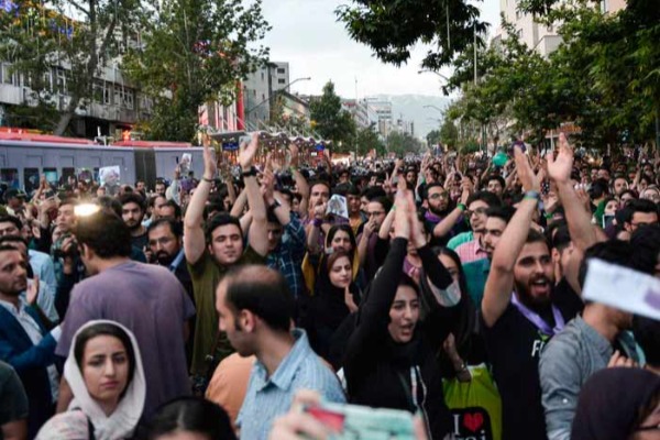 İranda kütləvi etirazlar: 13 şəhər ayağa qalxdı -  Foto