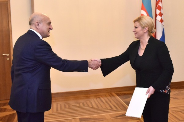 Səfirimiz sənədlərini prezidentə təqdim etdi