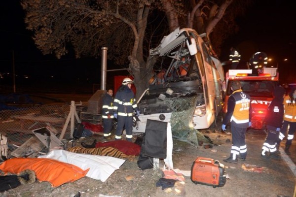 Türkiyədə avtobus qəzası: 13 ölü, 42 yaralı var (FOTOLAR)
