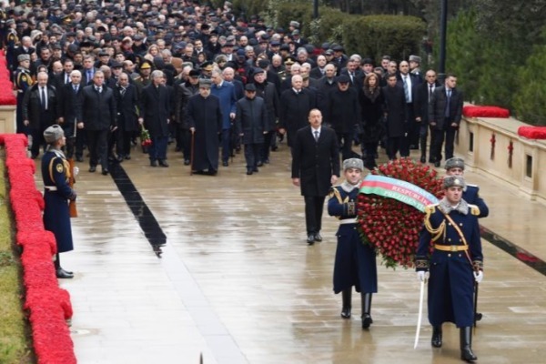 Prezident Şəhidlər xiyabanında - FOTO