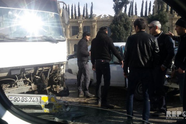 Bakıda sərnişin avtobusu qəzaya uğradı