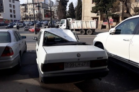 Bakıda DƏHŞƏT: Özünü 22-ci mərtəbədən atan şəxs bu maşının üzərinə düşdü - YENİLƏNİB-FOTOLAR