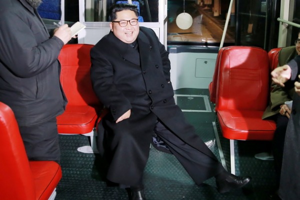 Kim Çen xanımı ilə trolleybusda gəzdi - VİDEO