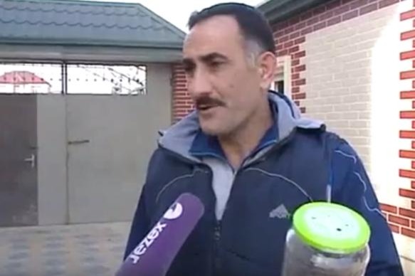 Həyətinə gətirdiyi torpaqdan ilan balaları çıxdı - VİDEO