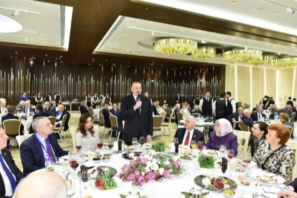 İlham Əliyev ziyafət verdi (FOTOLAR)