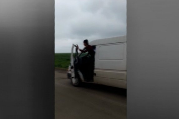 Sürücü hərəkətdə olan avtomobildə görün nə etdi - Təhlükəli anlar (VİDEO)
