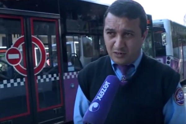Getməyə yeri olmayan qadına avtobus sürücüsü kömək etdi - Bakıda - VİDEO