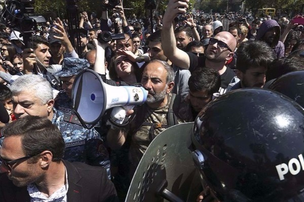 Ermənistanda etirazlar davam edir