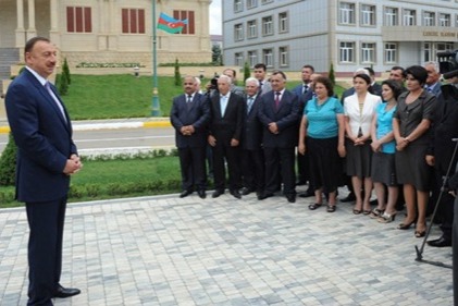 İlham Əliyev Astarada sakinlərlə görüşdü