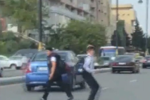 Bakıda məktəblilər həyatlarını belə təhlükəyə atırlar - VİDEO