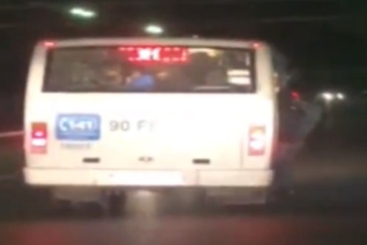 Avtobus sürücüsü sərnişinlərin həyatını belə təhlükəyə atır - VİDEO