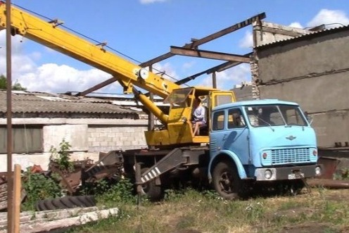 Bakıda dəhşət: kranla qaldırılan yük fəhlənin başına düşdü, yerindəcə öldü