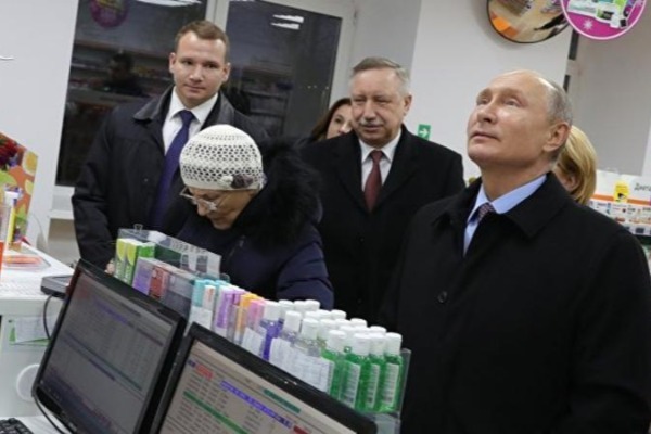 Putin maşını saxlatdırıb anidən  APTEKƏ GİRDİ VƏ... - FOTO