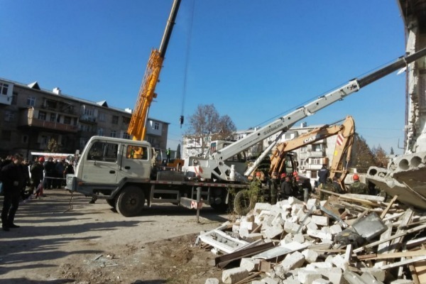 Partlayış olan binanın sakinləri kirayə evlərə köçürüləcək