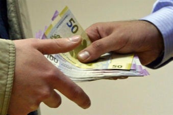 Rüşvətdə təqsirləndirilən müdir: Aldığım pulu axşam məndən götürürdülər