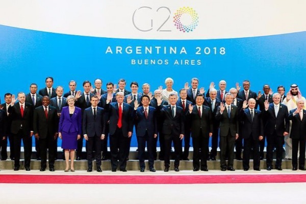 “G-20” Sammiti sensasiya ilə başladı, qəbul ediləcək qərarlarının necə icra olunacağını isə zaman göstərəcək Argentinanın paytaxtı Buenos-Ayres şəhərində “Böyük İyirmilik” (“G-20”) ölkələri liderlərinin Sammiti b