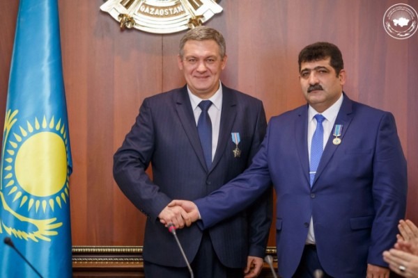 Nazarbayev azərbaycanlıları mükafatlandırdı - FOTO