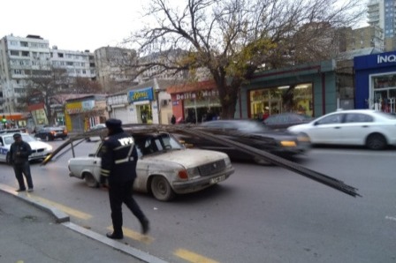 Bakıda qayda pozan sürücü özünü və polis əməkdaşını yandırdı
