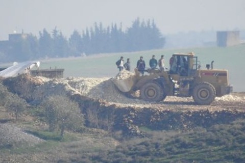PKK terrorçuları xəndək qazmağı sürətləndirdi