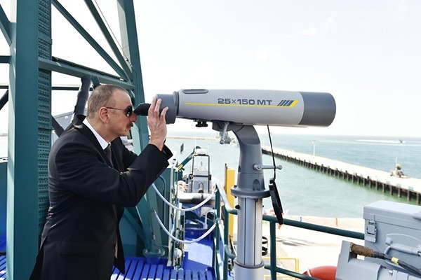 İlham Əliyev “Tufan” tipli sərhəd gözətçi gəmisində - FOTO