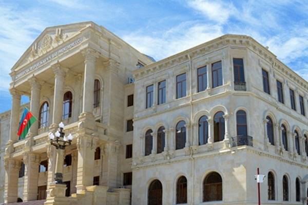 Şirkətlərinin rəhbərlərindən rüşvət alan vəzifəli gömrükçülər həbs edilib