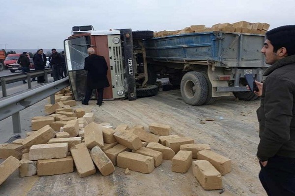 Hacıqabulda “KamAZ” aşdı, yol bağlandı - FOTO