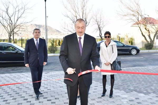 Prezident İlham Əliyev Qaradağ rayonunun Qobustan qəsəbəsində yeni inşa olunan xəstəxananın açılışında iştirak edib