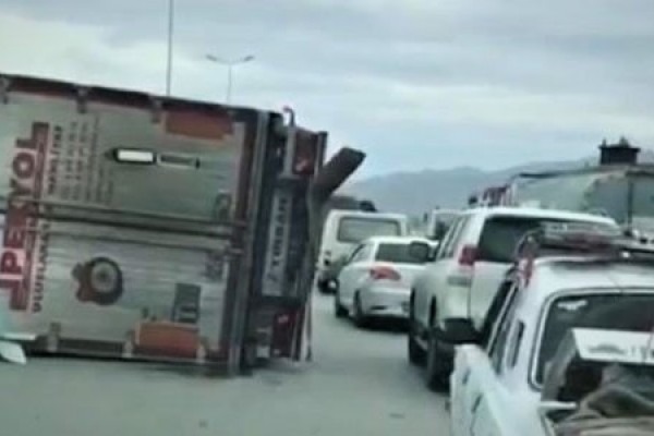 Bakıda güclü külək TIR-ı aşırdı (VİDEO)