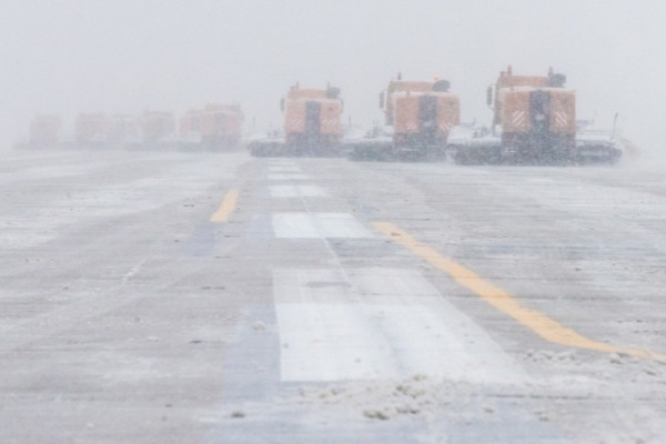 130-dan çox aviareys havaya görə ləğv edildi