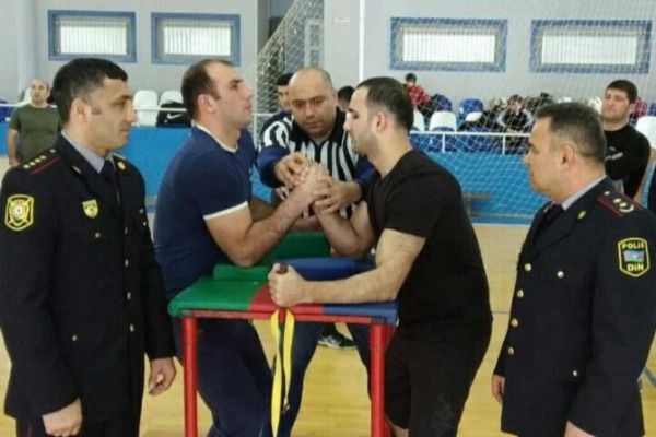 Polis əməkdaşları arasında keçirilən qol güləşi və ağırlıq daşlarının qaldırılması yarışının qalibləri mükafatlandırılıb