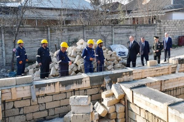 Prezident İlham Əliyev Ağsuda zəlzələnin nəticələrinin aradan qaldırılması ilə bağlı görülən işlərlə yerində tanış olub
