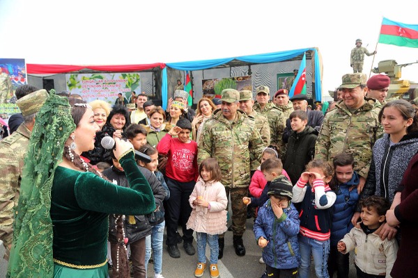 Müdafiə naziri “Açıq qapı” günü tədbirində iştirak edib
