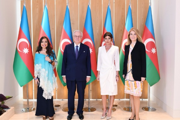 Azərbaycan Respublikasının Birinci vitse-prezidenti Mehriban Əliyeva və Heydər Əliyev Fondunun vitse-prezidenti Leyla Əliyeva mayın 29-da “Rothschild Global Financial Advisory” şirkətinin rəhbəri David dö Rotşild ilə görüşüblər.