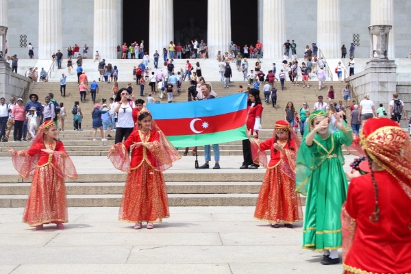 Azərbaycan Məktəbinin şagirdləri Vaşinqtonda milli rəqslərimizi nümayiş etdiriblər
