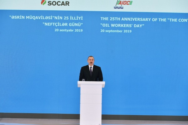Prezident İlham Əliyev “Əsrin müqaviləsi”nin 25 illiyi və Neftçilər Günü münasibətilə keçirilən mərasimdə iştirak edib