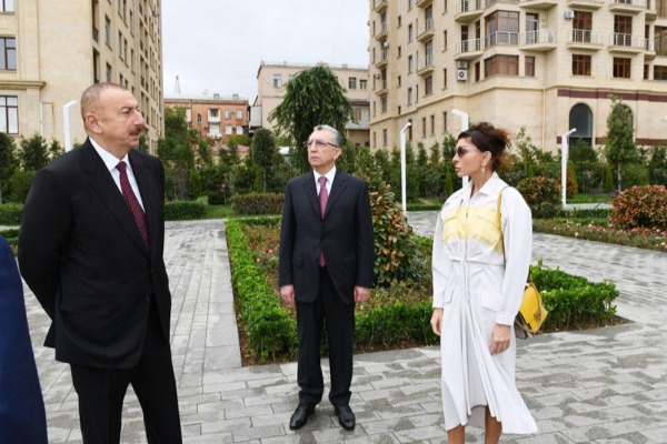 Prezident İlham Əliyev və birinci xanım Mehriban Əliyeva Bakıda yeni parkın açılışında iştirak ediblər