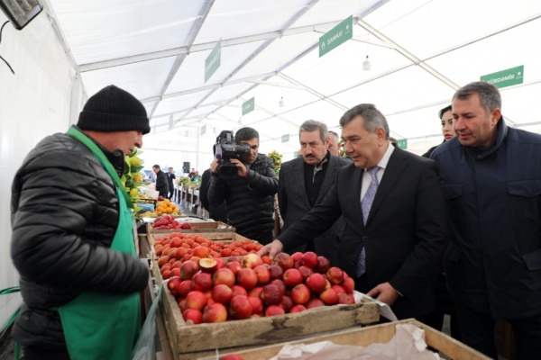 Nazir müavini: İlin sonuna qədər Bakıda iki yeni yarmarkanın açılışı olacaq carciTV xəbər verir ki, onlar fermerlərlə həmsöhbət olub, yarmarkanın fəaliyyəti ilə maraqlanıblar.