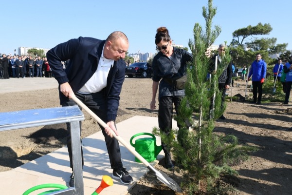 Prezident İlham Əliyev və birinci xanım Mehriban Əliyeva Bakının Xətai rayonunda ağacəkmə aksiyasında iştirak ediblər