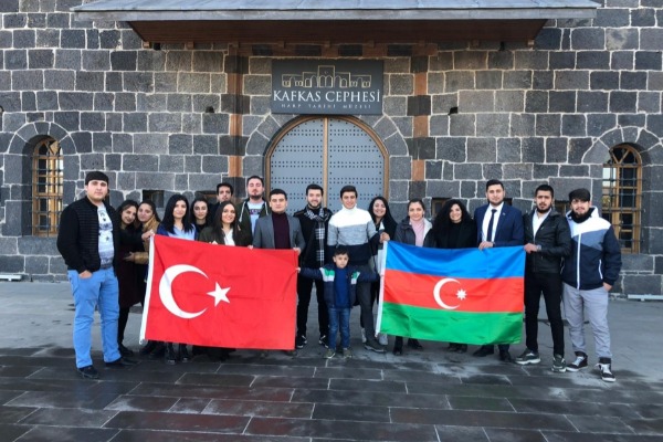 Azərbaycanlı tələbələr Qars şəhərinin küçə və meydanlarında dövlət bayrağımızı dalğalandırıblar