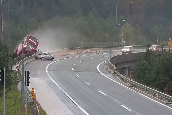 TIR 20 metr hündürlükdən belə aşdı