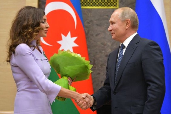 Putin Mehriban Əliyevaya Azərbaycanda rus dilinə olan münasibətə görə təşəkkürünü bildirib