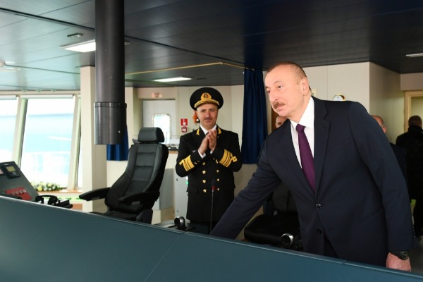 Prezident İlham Əliyev Bakı gəmiqayırma zavodunda inşa olunmuş ilk tankerin istismara verilməsi və “Azərbaycan” adlı gəmi-bərənin suya salınması mərasimində iştirak edib