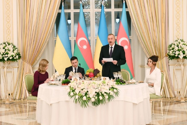Dekabrın 17-də Azərbaycan Respublikasının Prezidenti İlham Əliyevin adından Ukrayna Prezidenti Vladimir Zelenskinin şərəfinə rəsmi ziyafət verilib