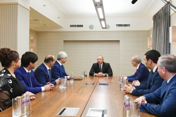 Prezident İlham Əliyev Sankt-Peterburqda fəaliyyət göstərən Azərbaycan diaspor təşkilatlarının rəhbərləri ilə görüşüb