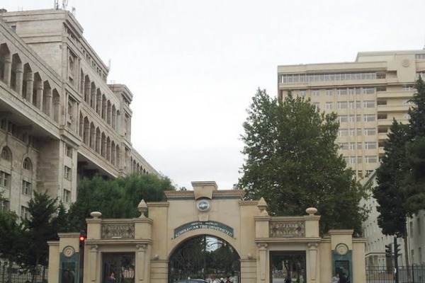 Bu universitetin müəllimlərinə töhmət verildi