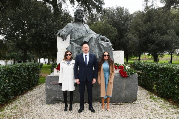 Prezident İlham Əliyev Romada dahi Azərbaycan şairi və mütəfəkkiri Nizami Gəncəvinin abidəsini ziyarət edib
